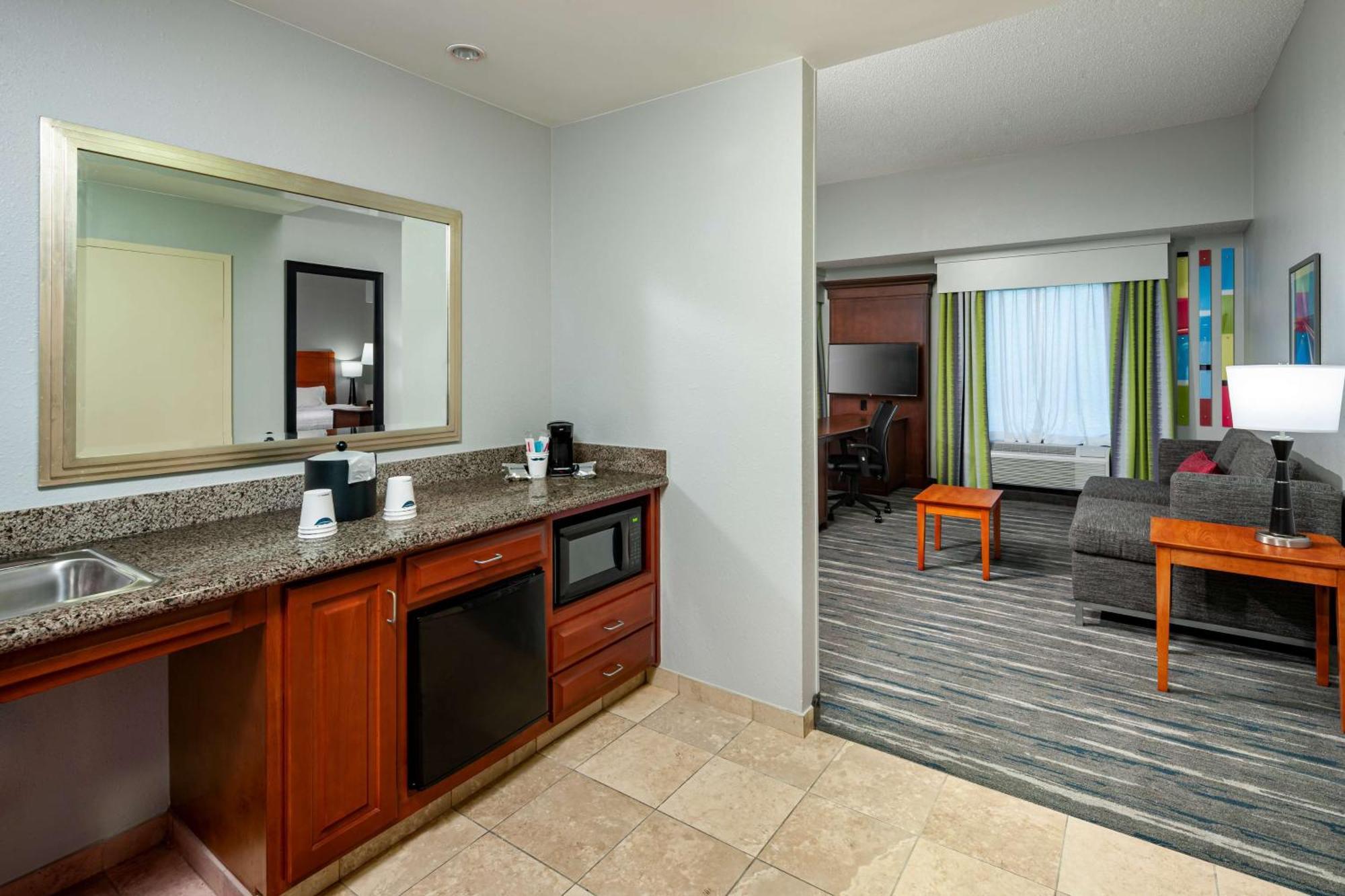 Hampton Inn & Suites Mobile I-65@ Airport Boulevard Exterior photo